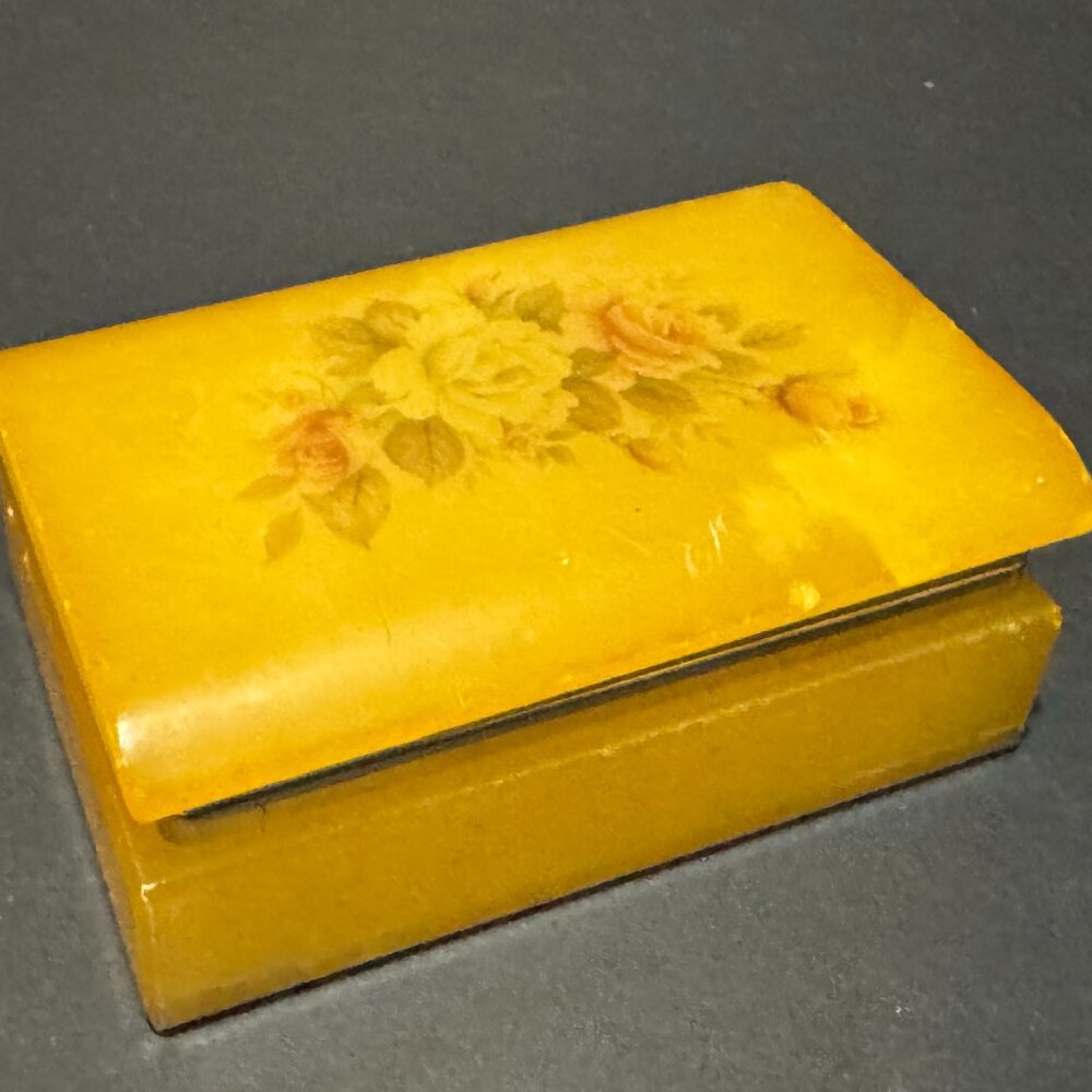 Italian alabaster trinket box with hinged lid